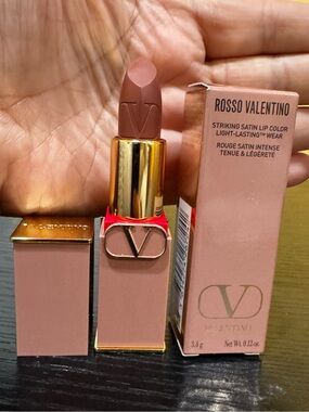 Valentino Rosso Valentino Satin Lipstick — 113R Nude Caress shade